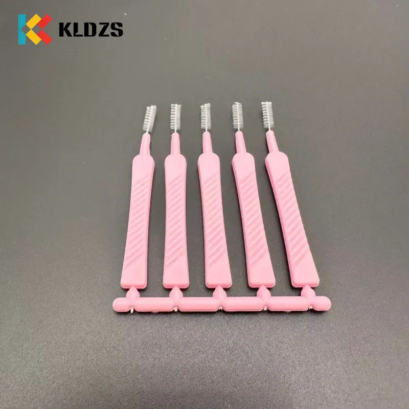 Cepillo interdental en forma de cabezal de ducha